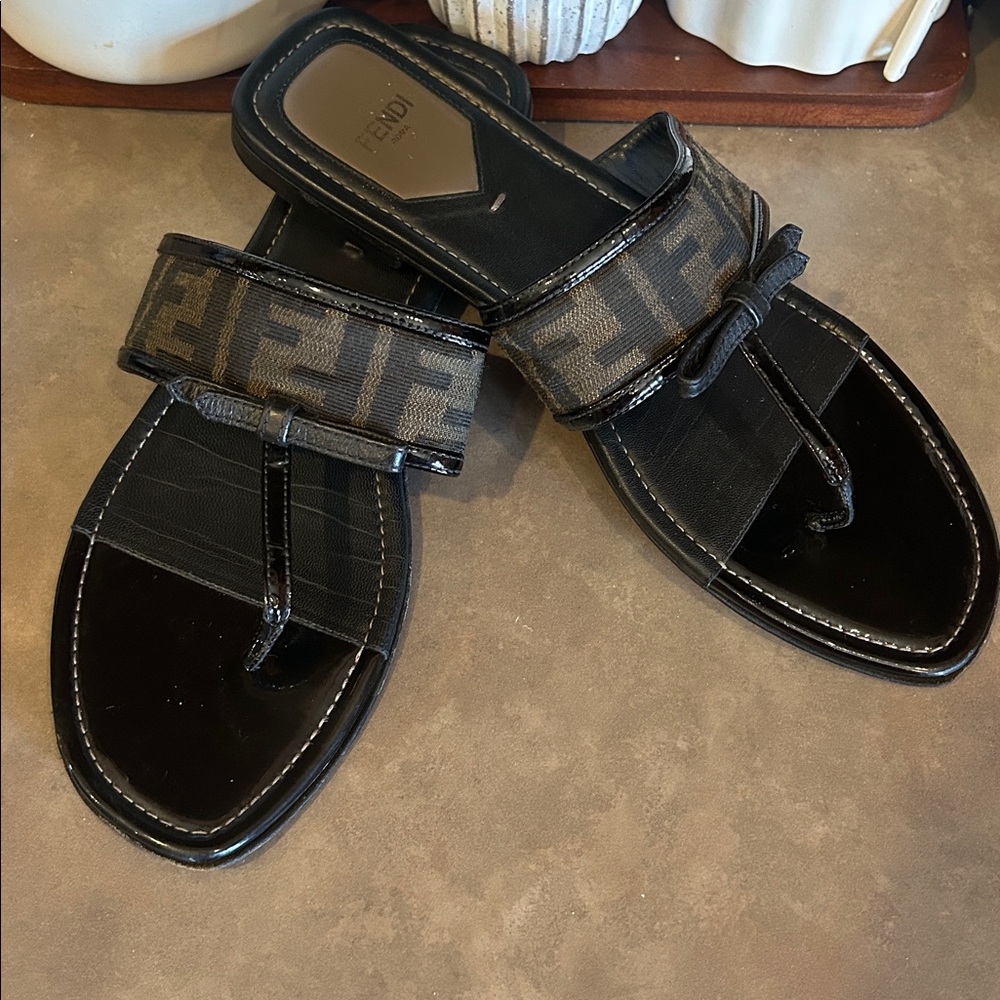 Fendi Black Patent Leather w/Brown Monogram Flat Thong Sandals, Size 39 1/2 EUR - Picture 6 of 6